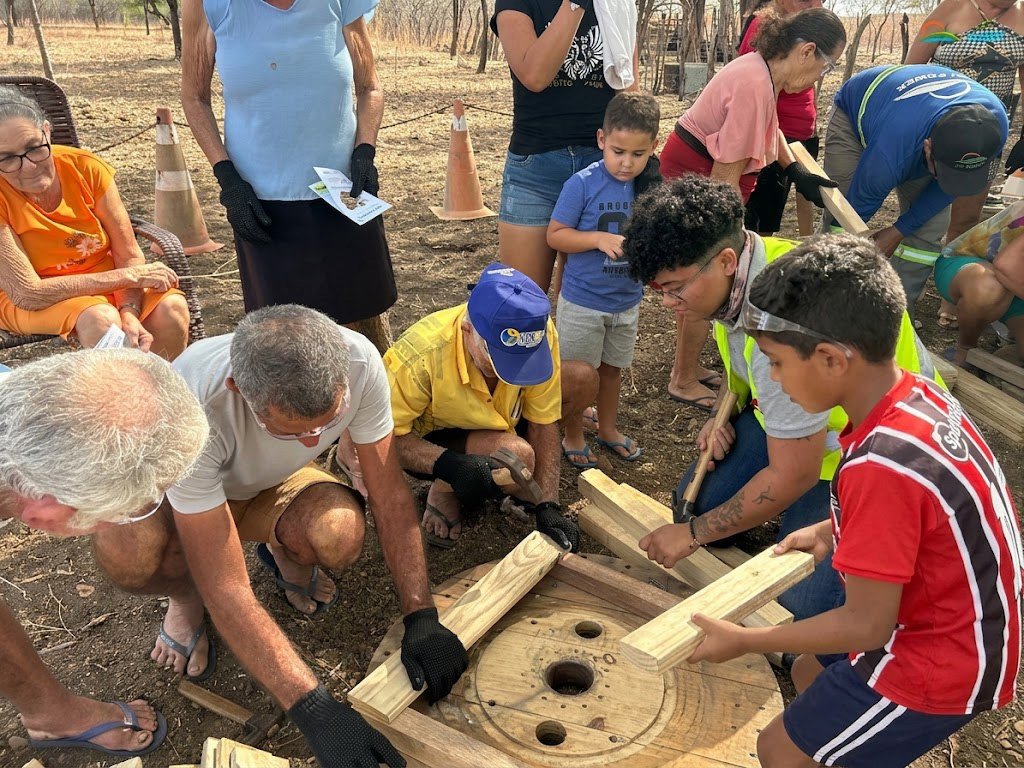 Educação Ambiental com comunidade construindo bancos de madeira